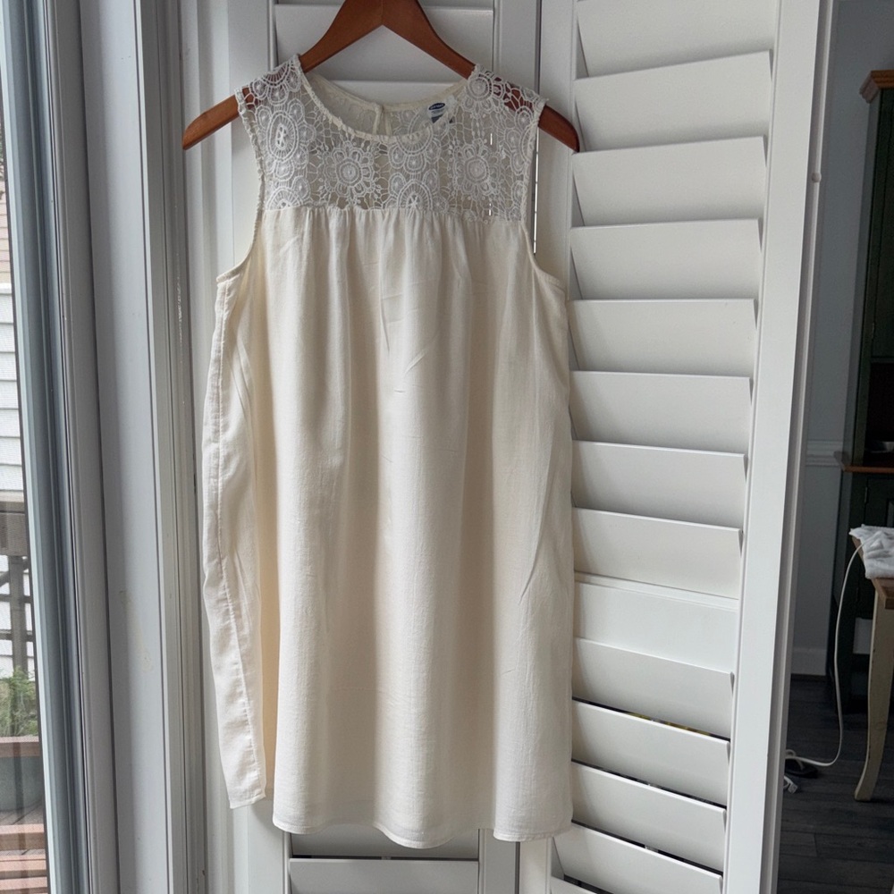 Old Navy Cream Lace Sleeveless Top